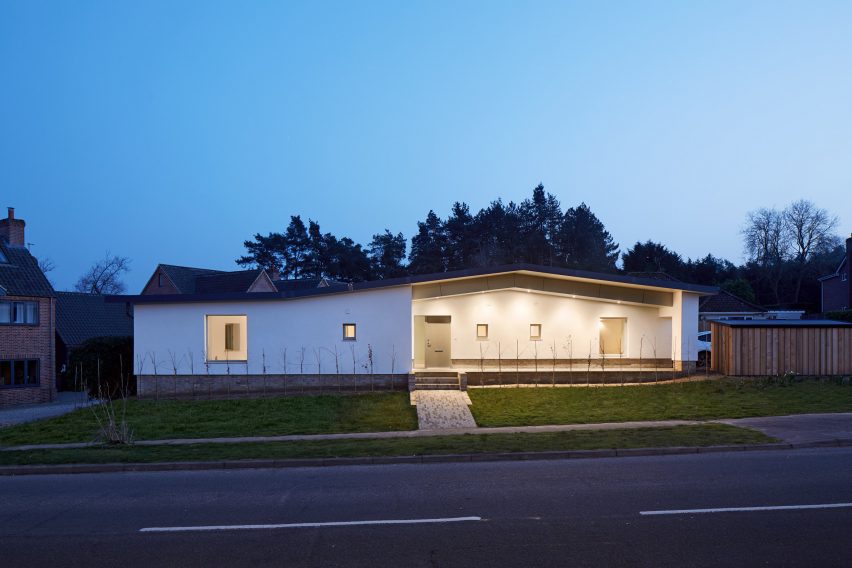 Home made from earthen construction by Hudson Architects