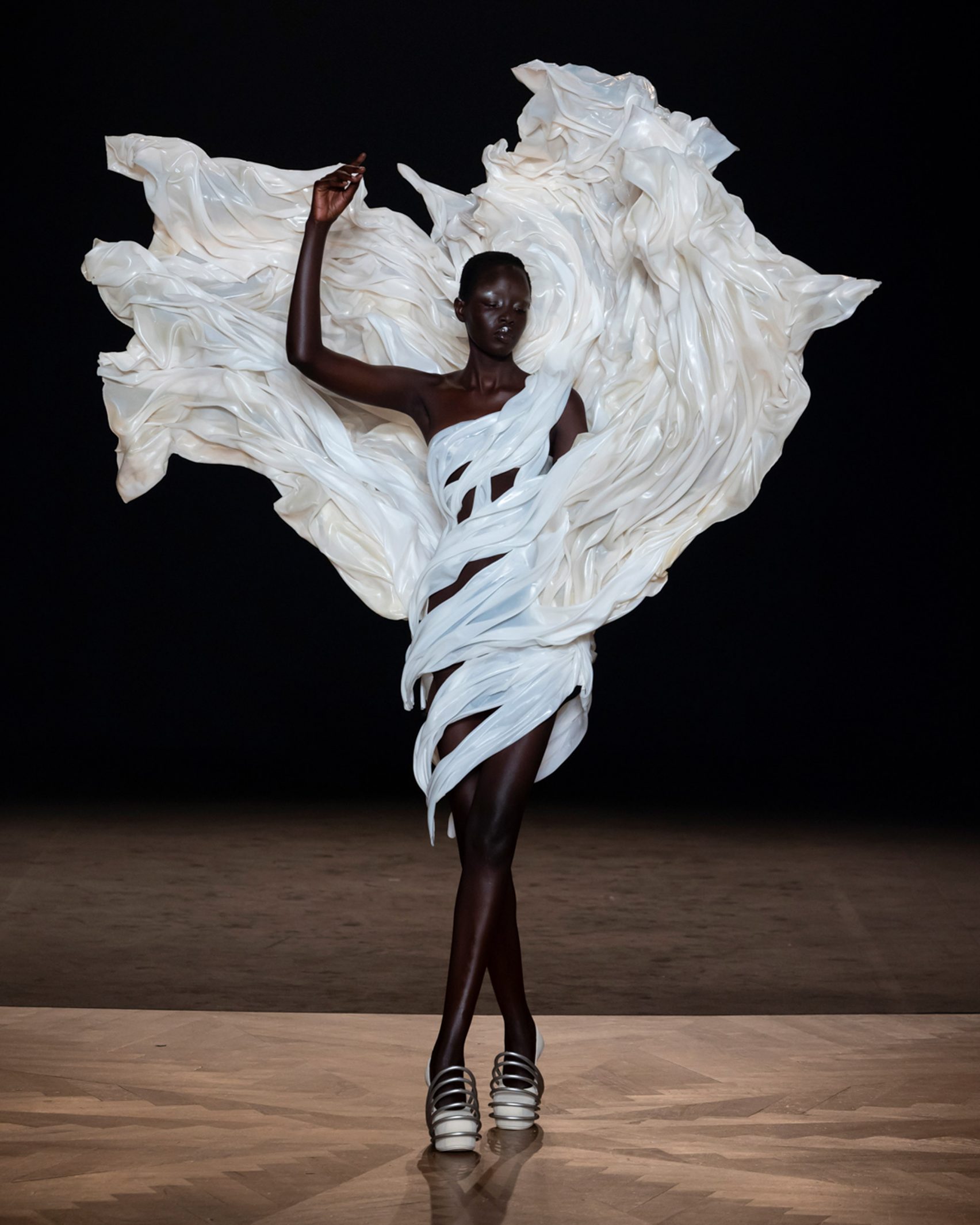 iris-van-herpen-designs-first-of-its-kind-glowing-algae-dress