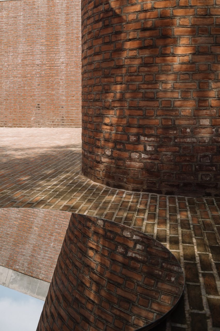 Paving at Urmila Kanoria Black Box by Studio Sangath