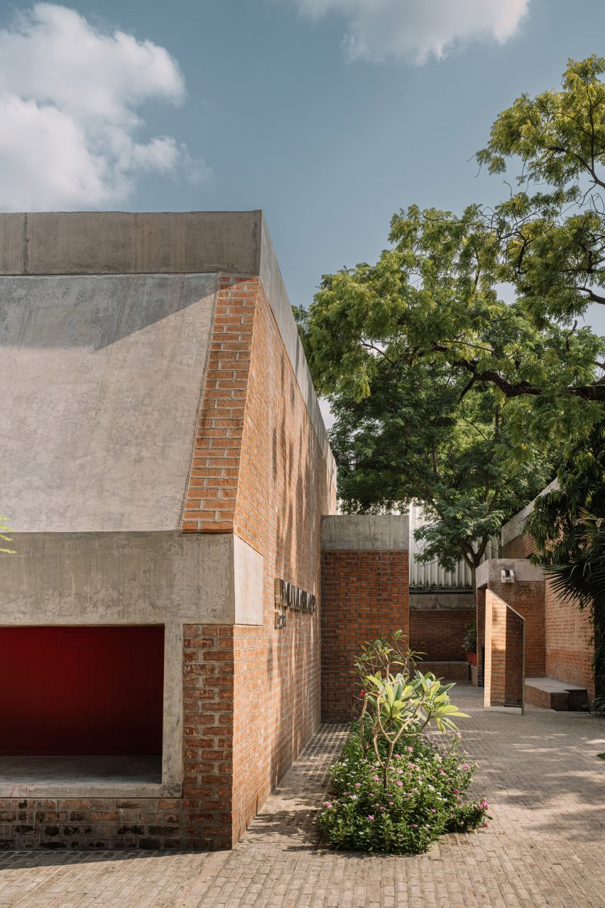 Sloping roof of Urmila Kanoria Black Box by Studio Sangath