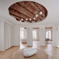 Cometa Architects designs Barcelona apartment with "hand fan" layout
