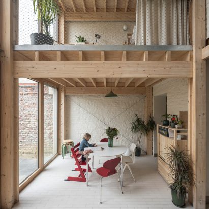 Living space by Hé! featuring a child at a table