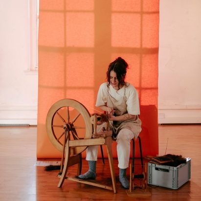 Sanne Visser spinning hair. Photo by Rocio Chacon