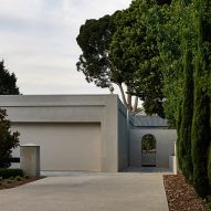Windowless facade conceals "quiet grandeur" of Woodend bungalow in Victoria