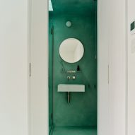 En-suite for loft bedroom in Stone and Steel House extension by DGN Studio and Sarah Izod