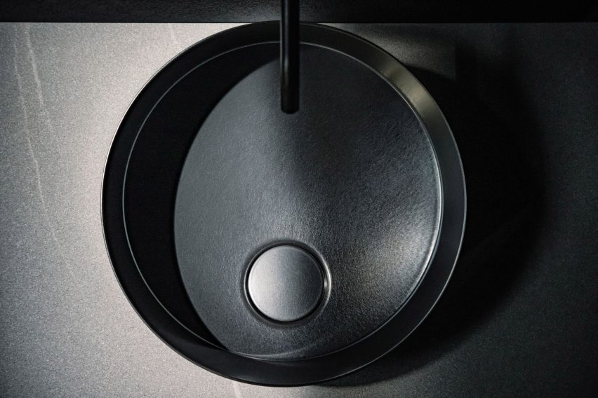 Vitreon steel washbasin