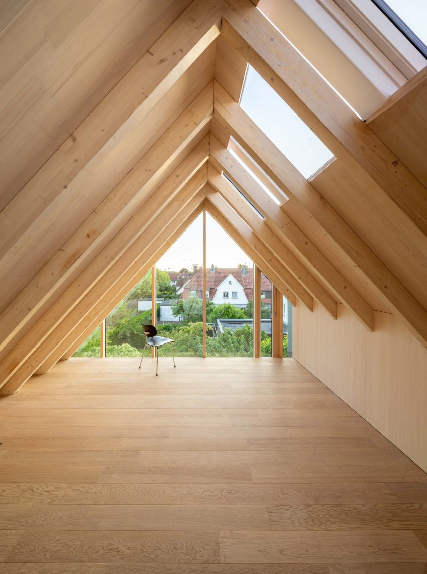 Attic interior at dwelling by Andreas Schüring Architekten