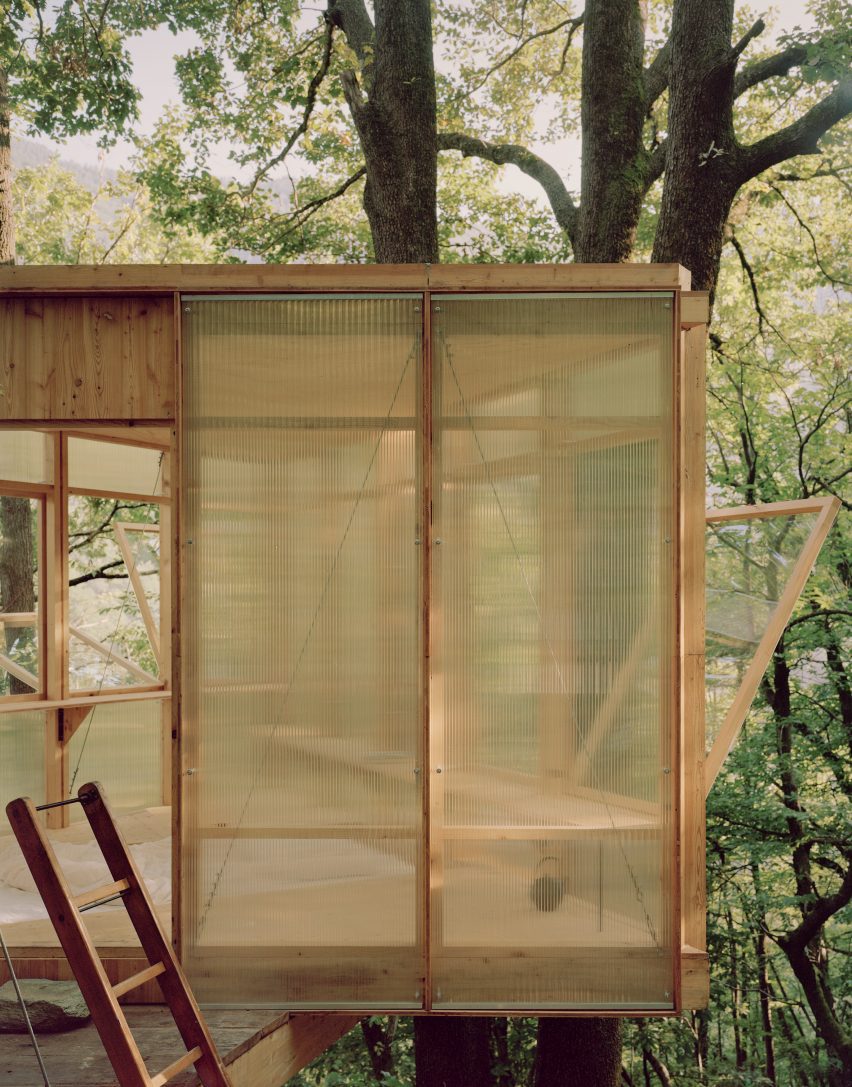Polycarbone-clad treehouse by Olin Petzold