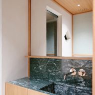 Marble sink in Co.arch Studio apartment renovation in Mario Galvagni's Giomein