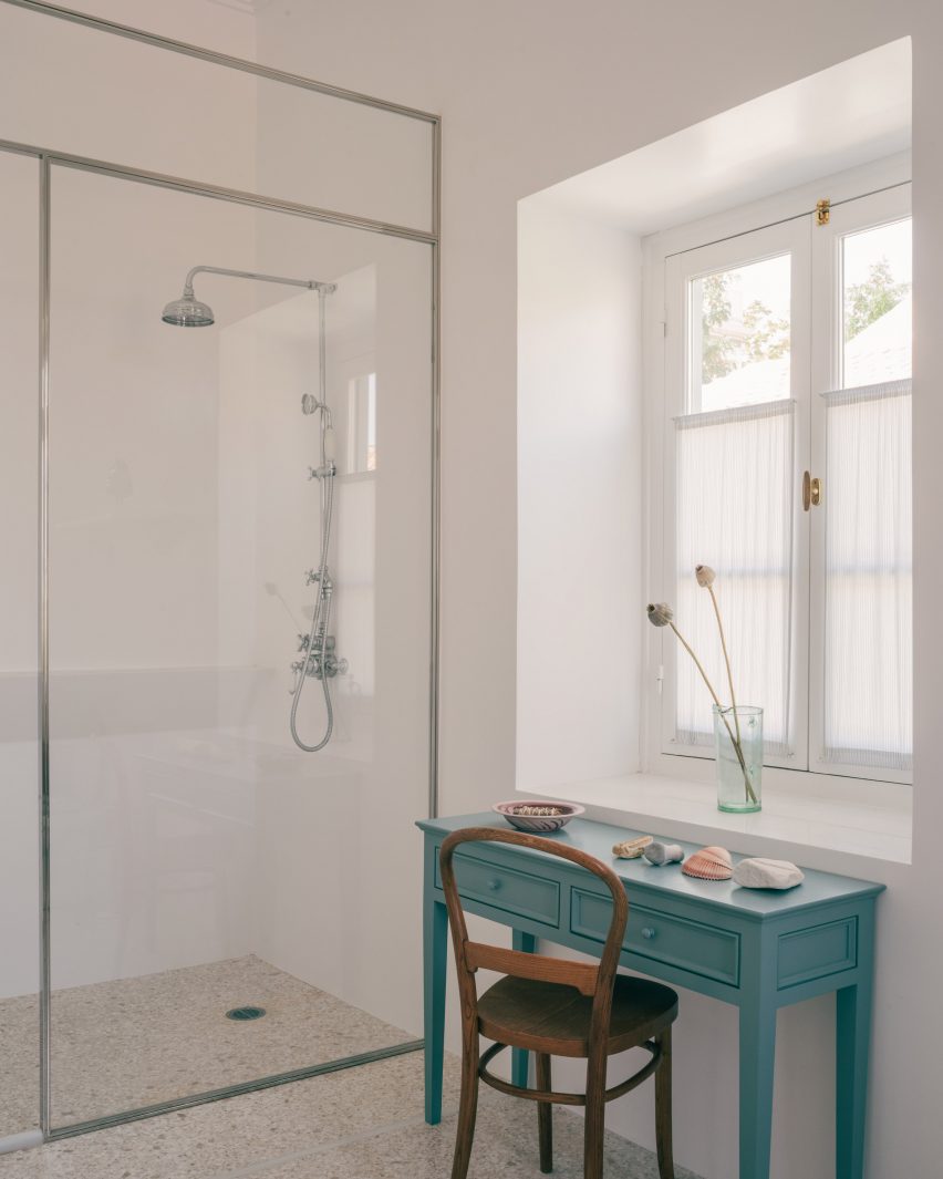 Shower room with colourful accents