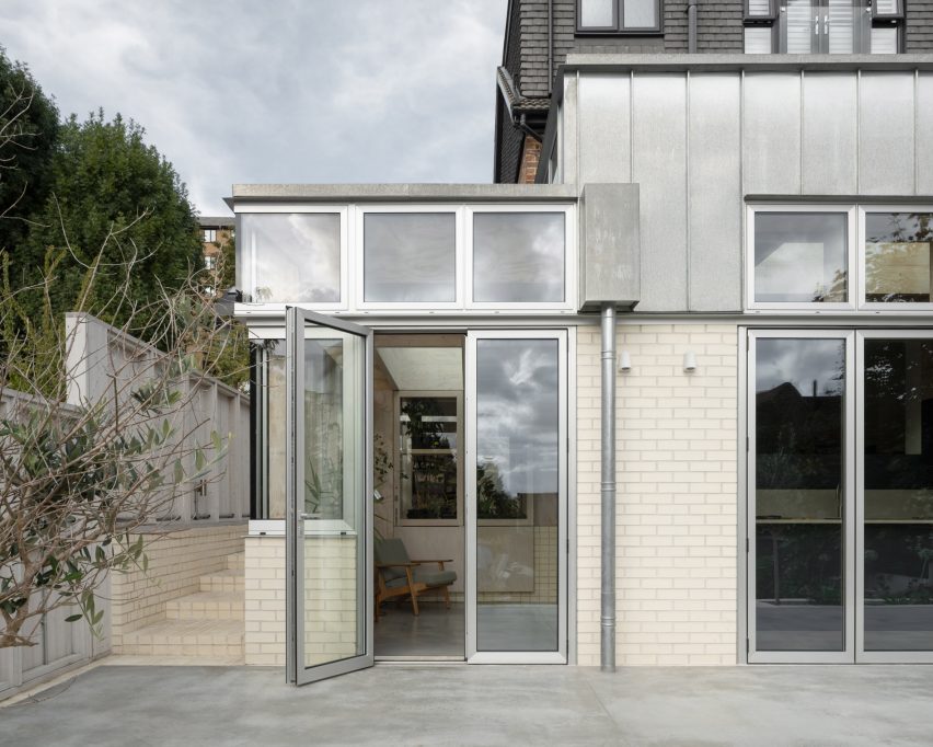 Rear glazing to Tabberner Cook House by James Alder Architects