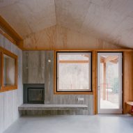 Living room fireplace in Casa BM by Errant Architetture