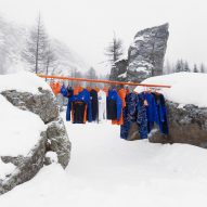 Makeshift clothing rail between two boulders