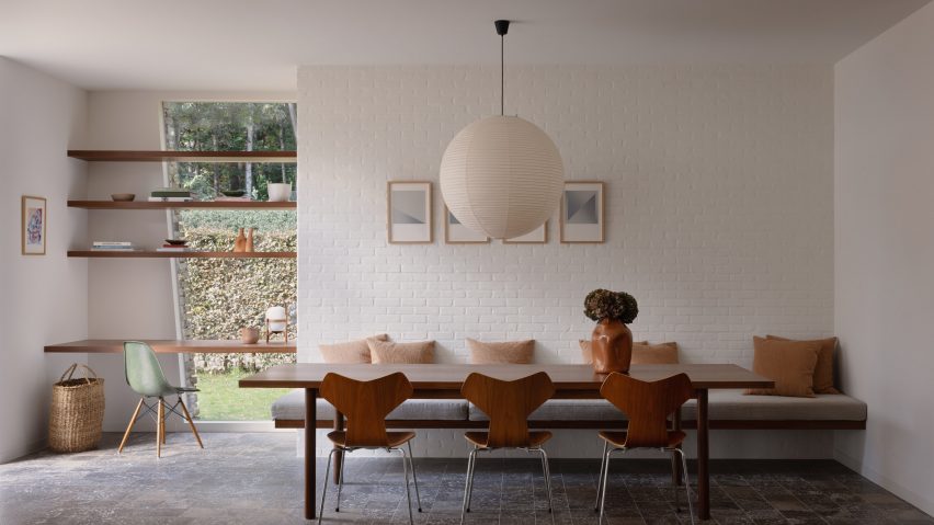 Dining table in Bungalow Sint-Martens-Latem by Decancq Vercruysse
