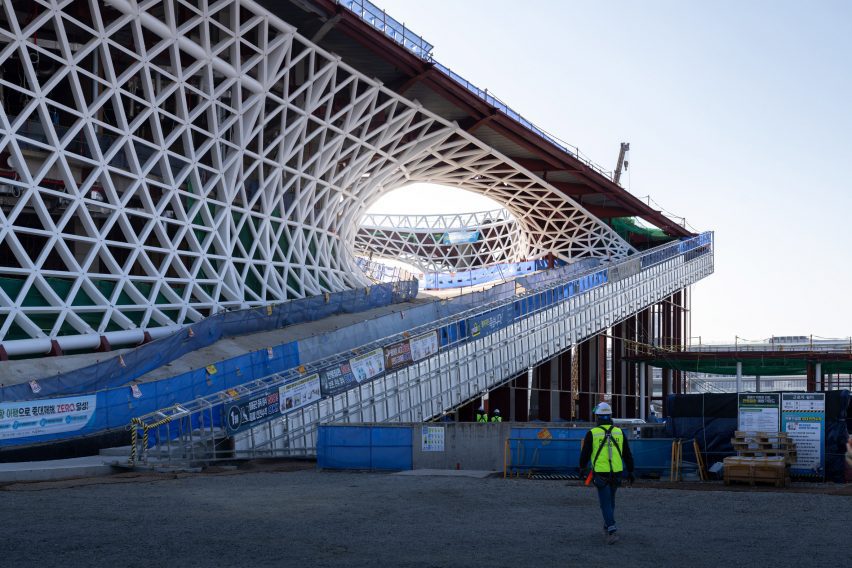 Construction work at Busan Opera House by Sn&oslash;hetta