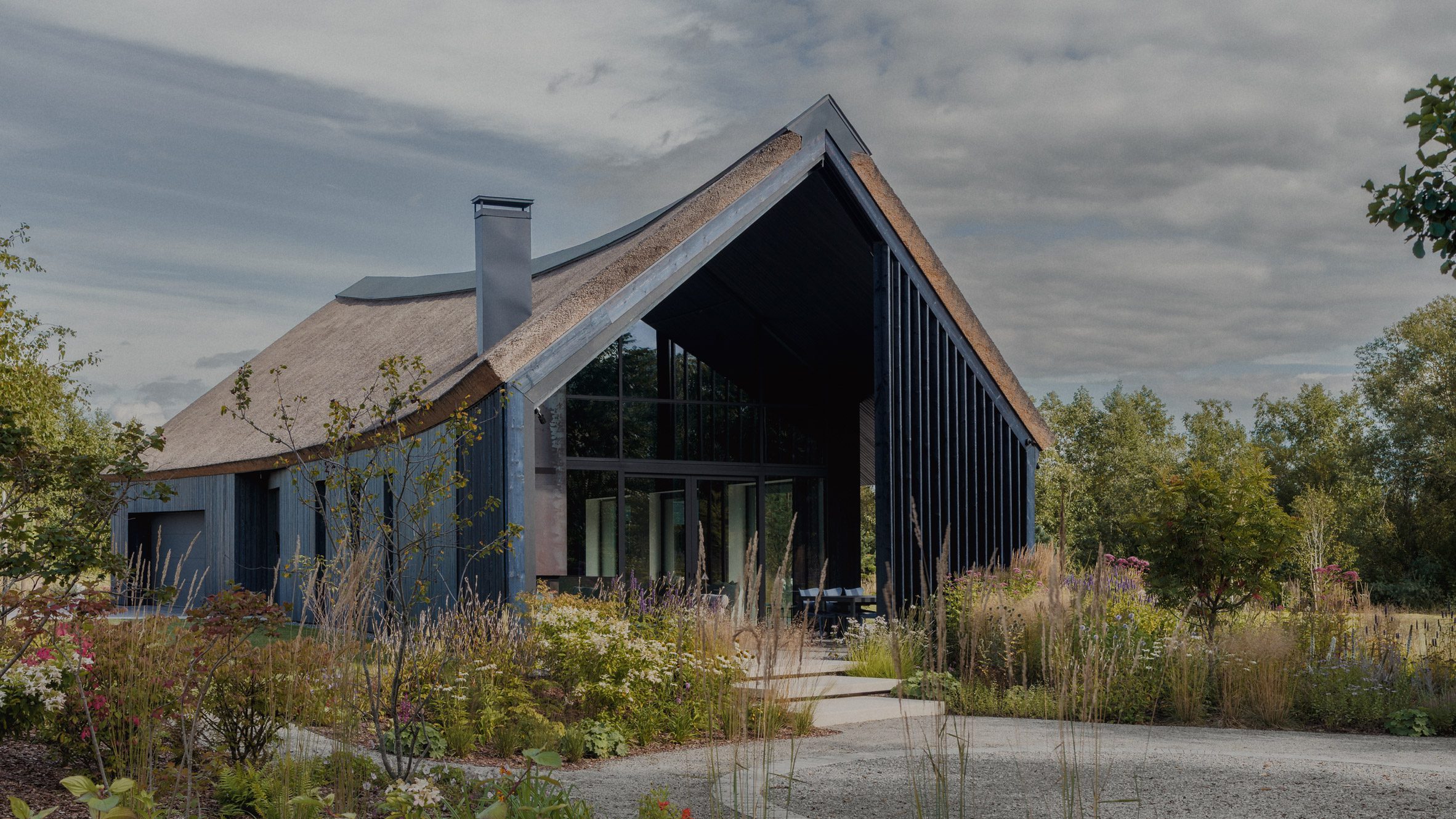 OAD tops barn-like summer home with thatch roof