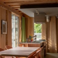 Kitchen and dining room in Live Sawn House by ICADA