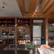 Kitchen and dining room in Live Sawn House by ICADA