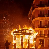 Per Ofrenar Fallas temple by PichiAvo burning down