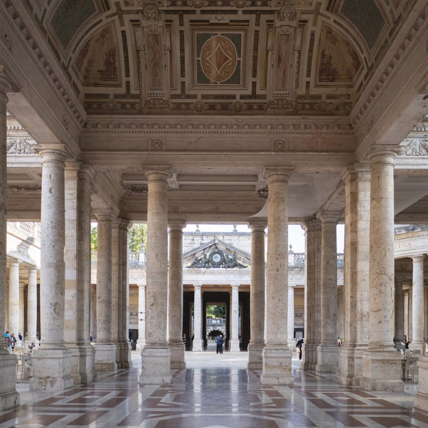a photo of a large palace building