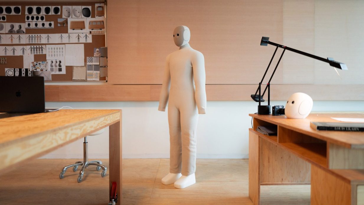 Dezeen In Depth lanza el primer robot servidor de pedidos por correo de ...