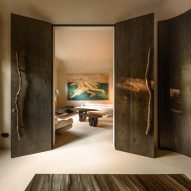 Oksana Dolgopiatova completes gallery-like lawyer's office in Kyiv