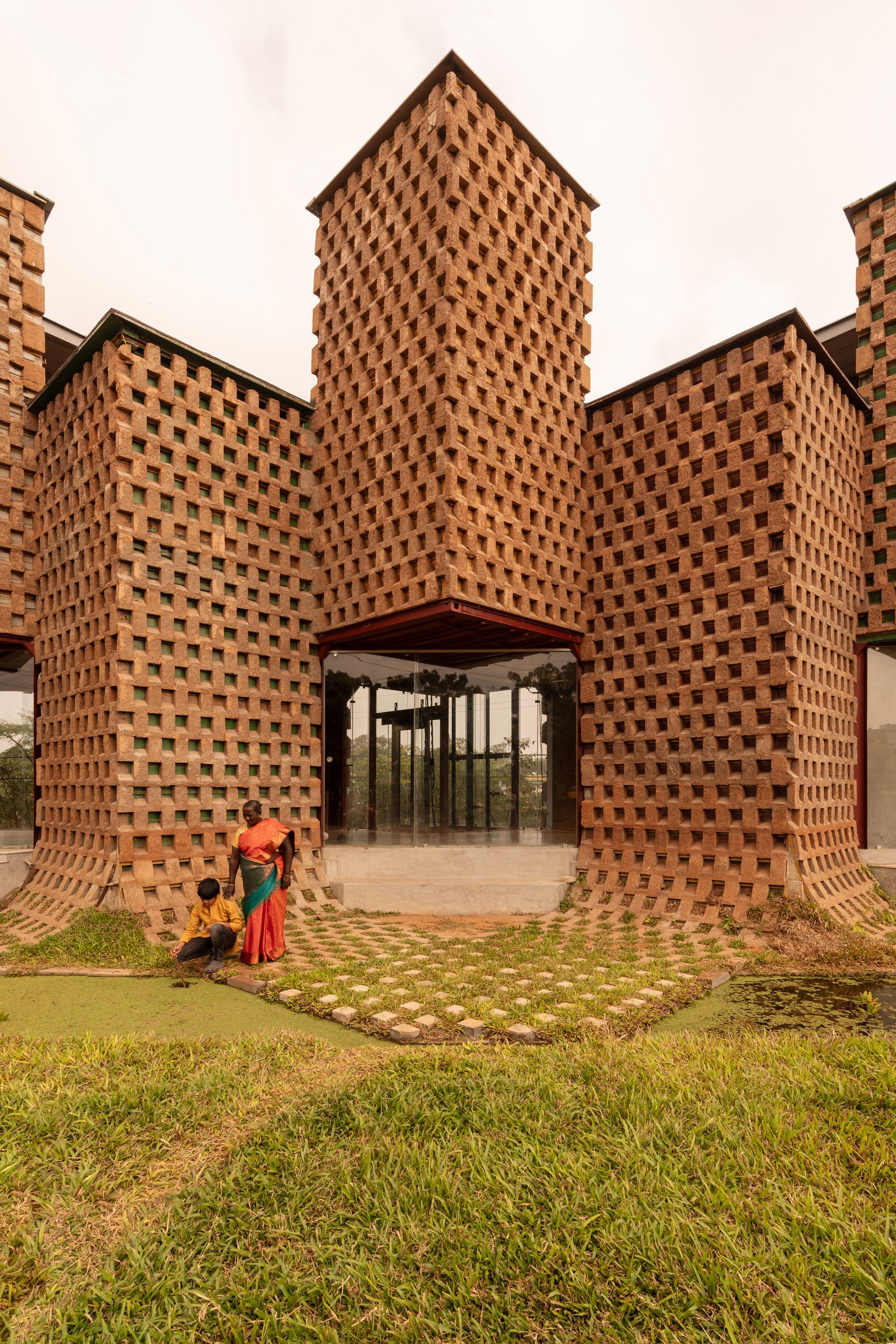 Petti restaurant in India by Wallmakers