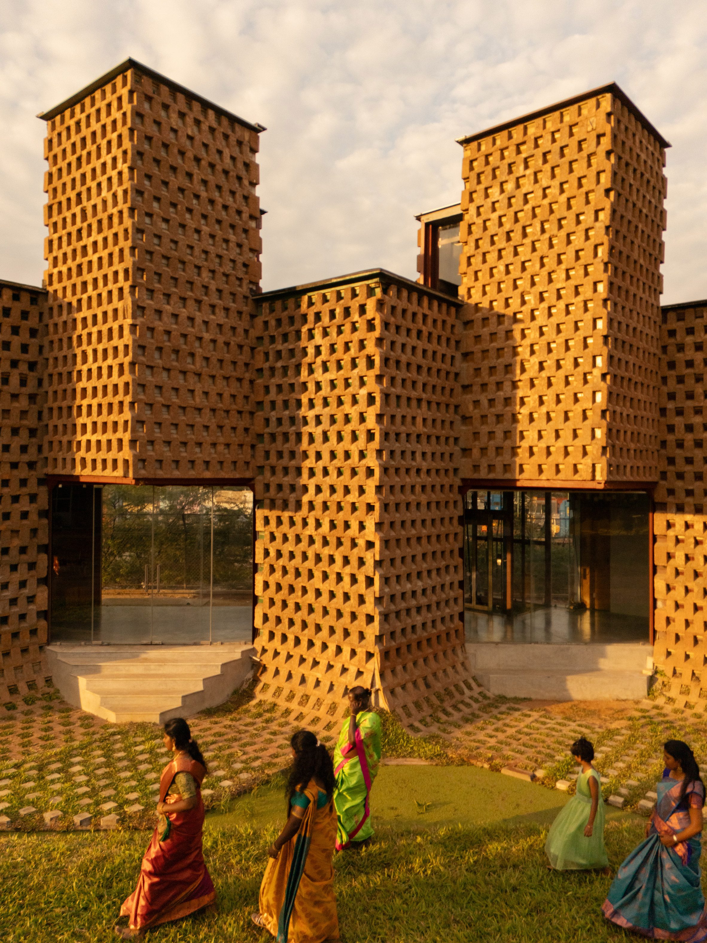 Petti restaurant in India by Wallmakers