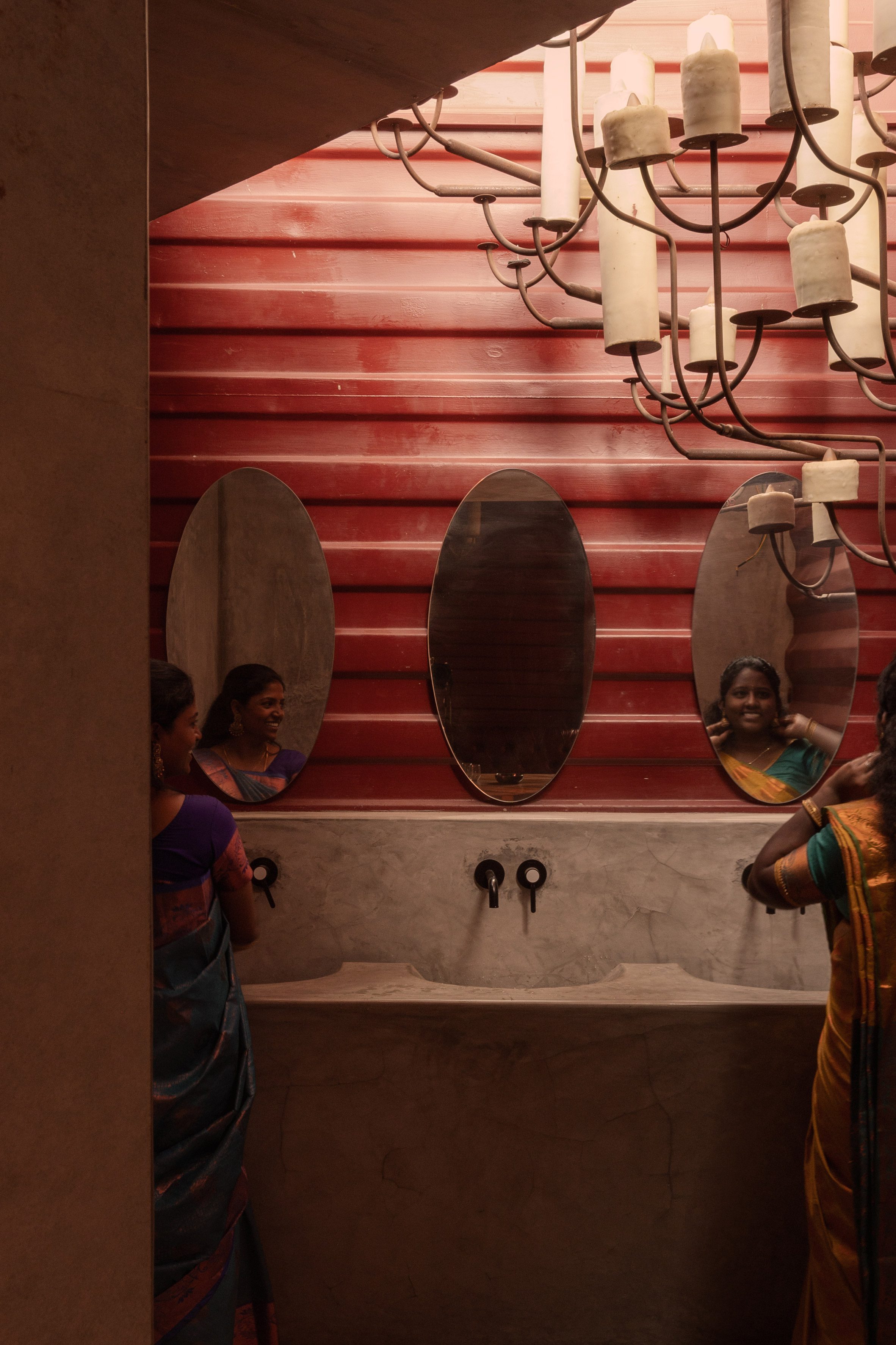 Petti restaurant in India by Wallmakers