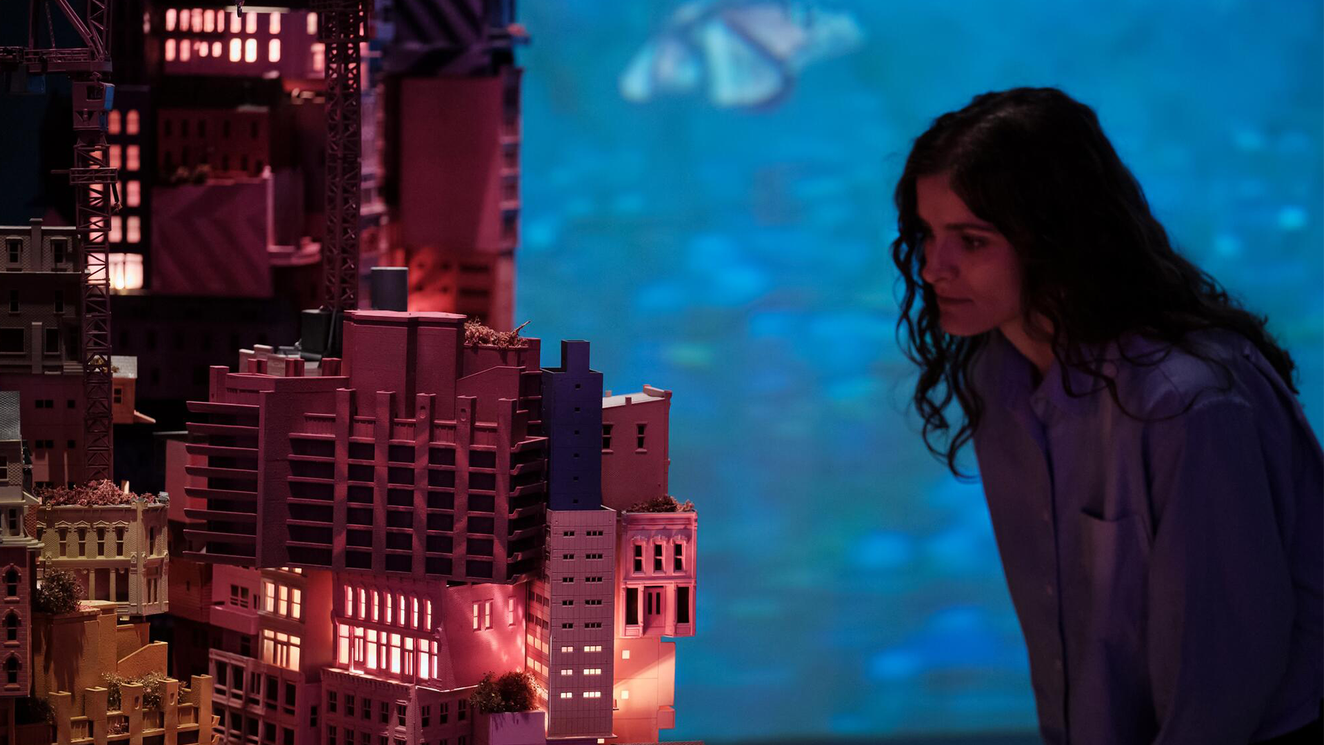 Los visitantes de la exposición contemplan modelos de ciudades del futuro