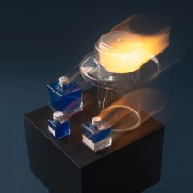 Photo blue liquid in glass bottled on a table