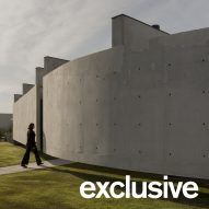 Adem&aacute;s Arquitectura encloses Buenos Aires house with wall for "introspective approach"