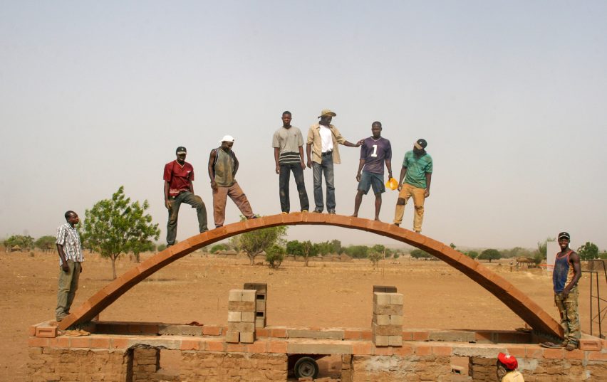 K&eacute;r&eacute; and builders standing on structural arch 