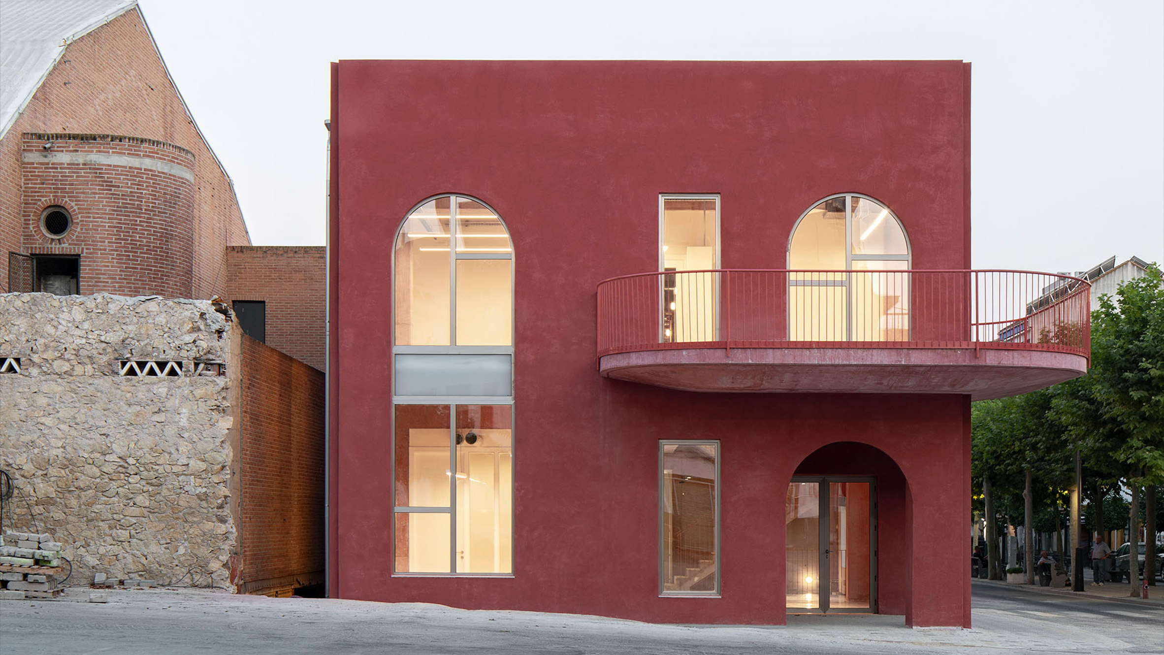 https://static.dezeen.com/uploads/2026/05/mach-calasparra-town-hall-spain-hero_dezeen_2364_col_0.jpg