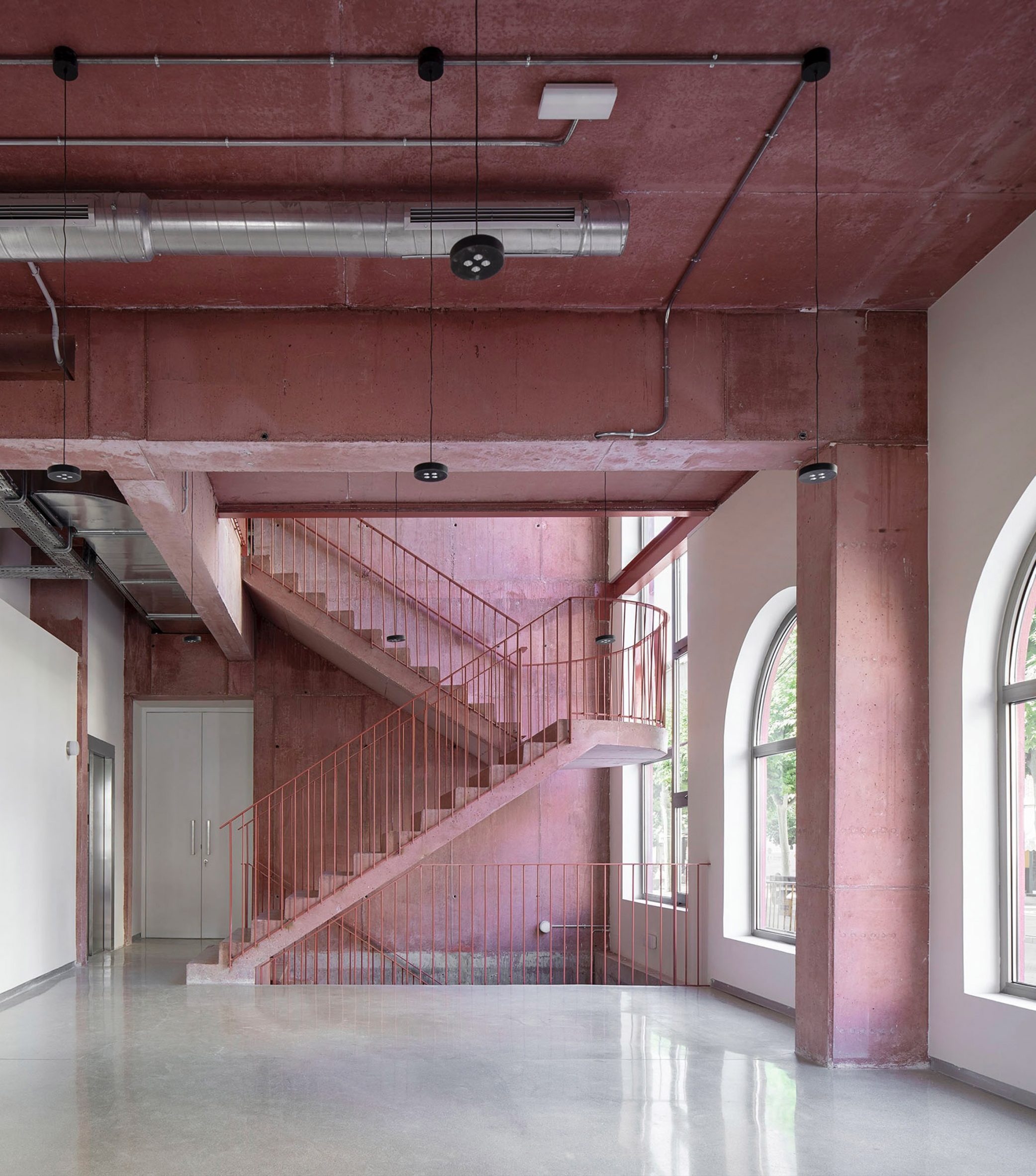 Interior de hormigón del Ayuntamiento de Calasparra diseñado por MACH
