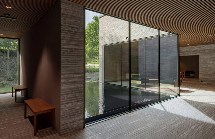 Mortuary organised around reflecting pool