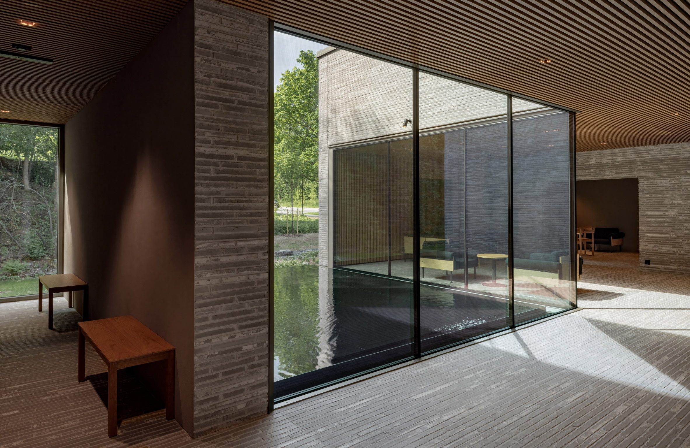 Mortuary organised around reflecting pool
