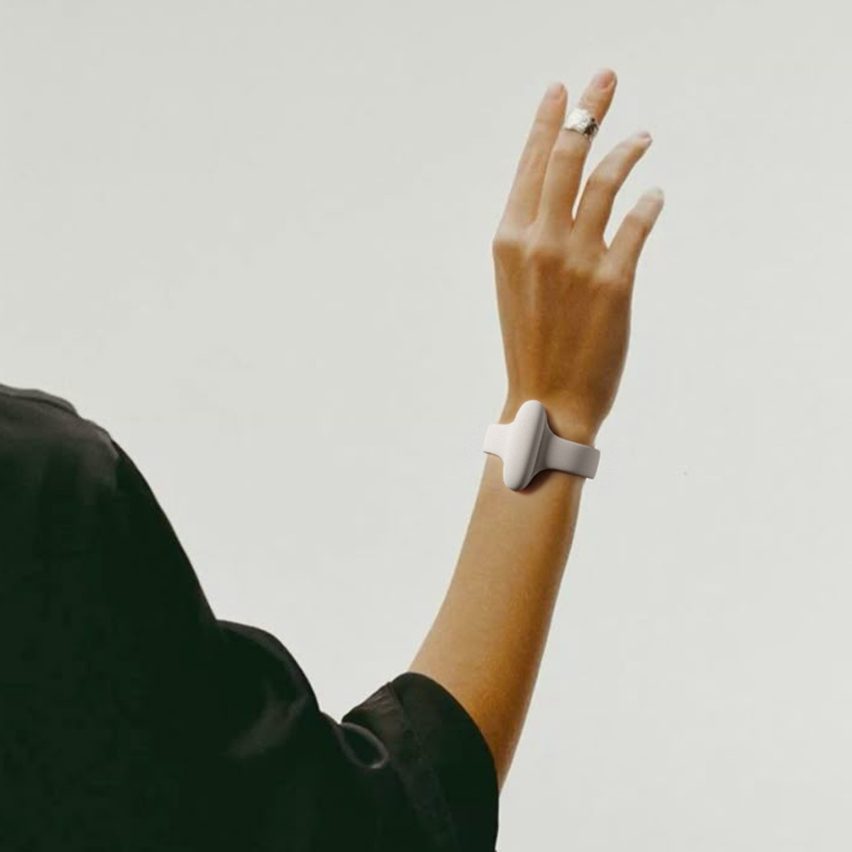 Una persona que lleva una pulsera Nura, un dispositivo portátil que traduce el lenguaje de señas al habla.