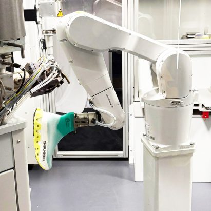 On trainer spraying robot