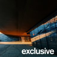 Wing&aring;rdhs slides glass restaurant under Foster + Partners-designed bridge