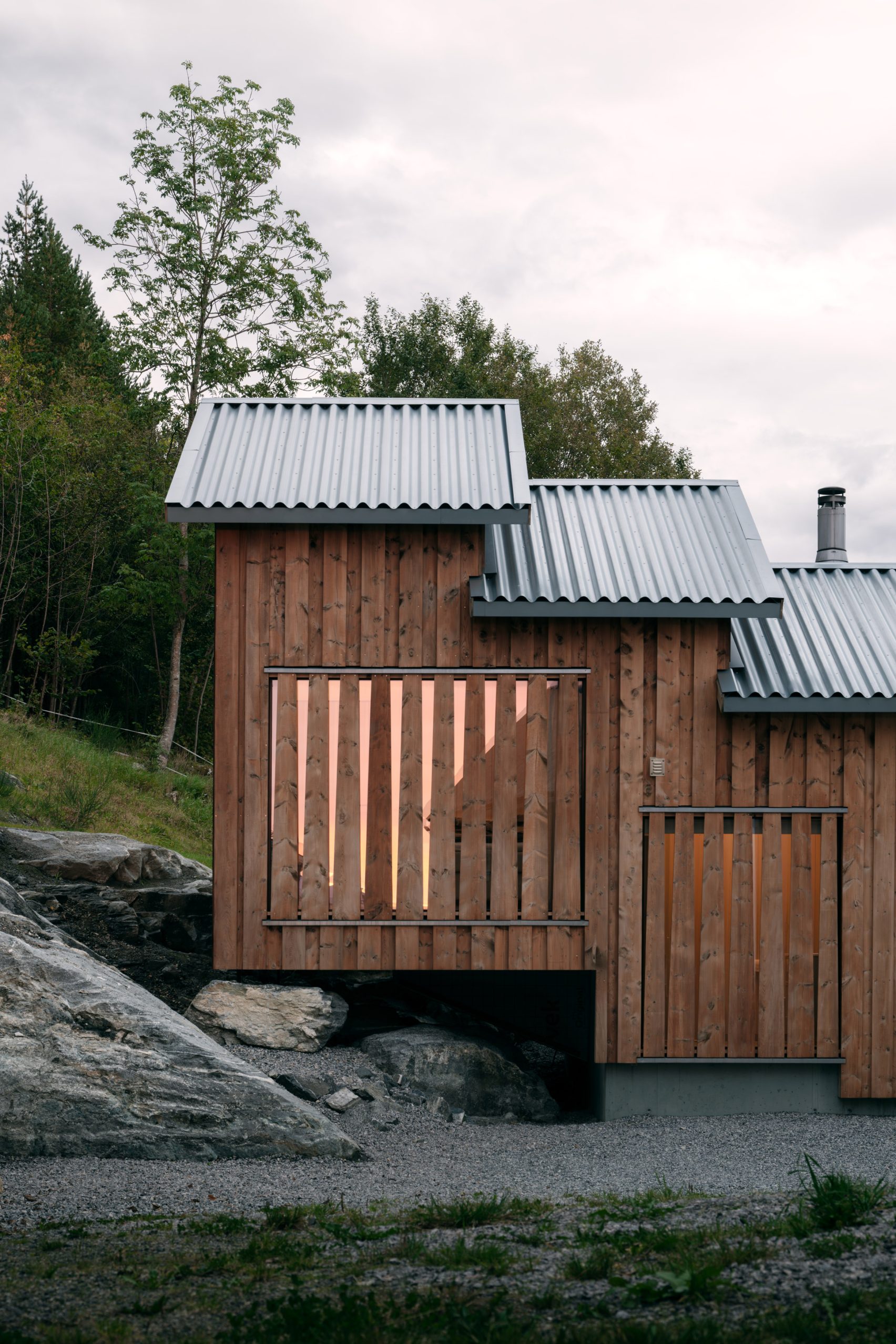 Rever & Drage extends smallholding with stepped barn-like volume