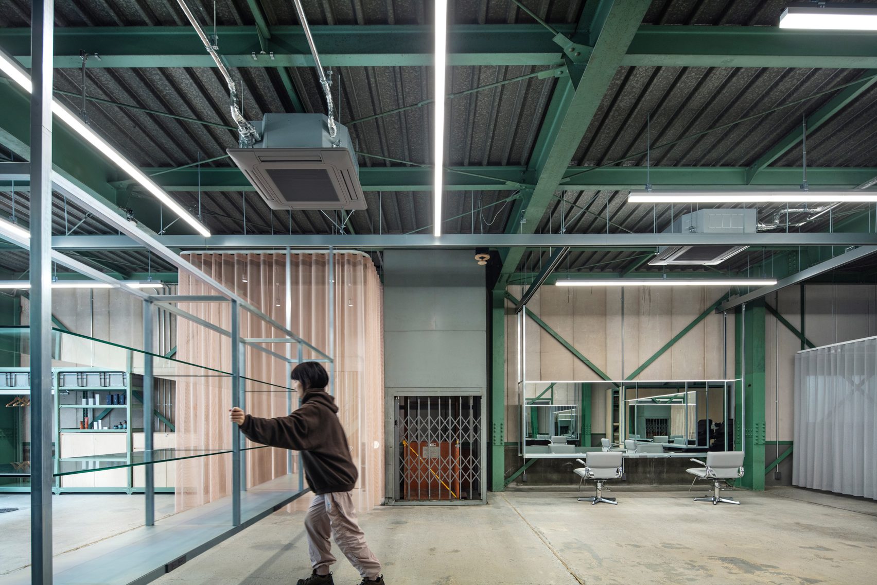 Atelier Write converts Tokyo warehouse into Unravel hair salon