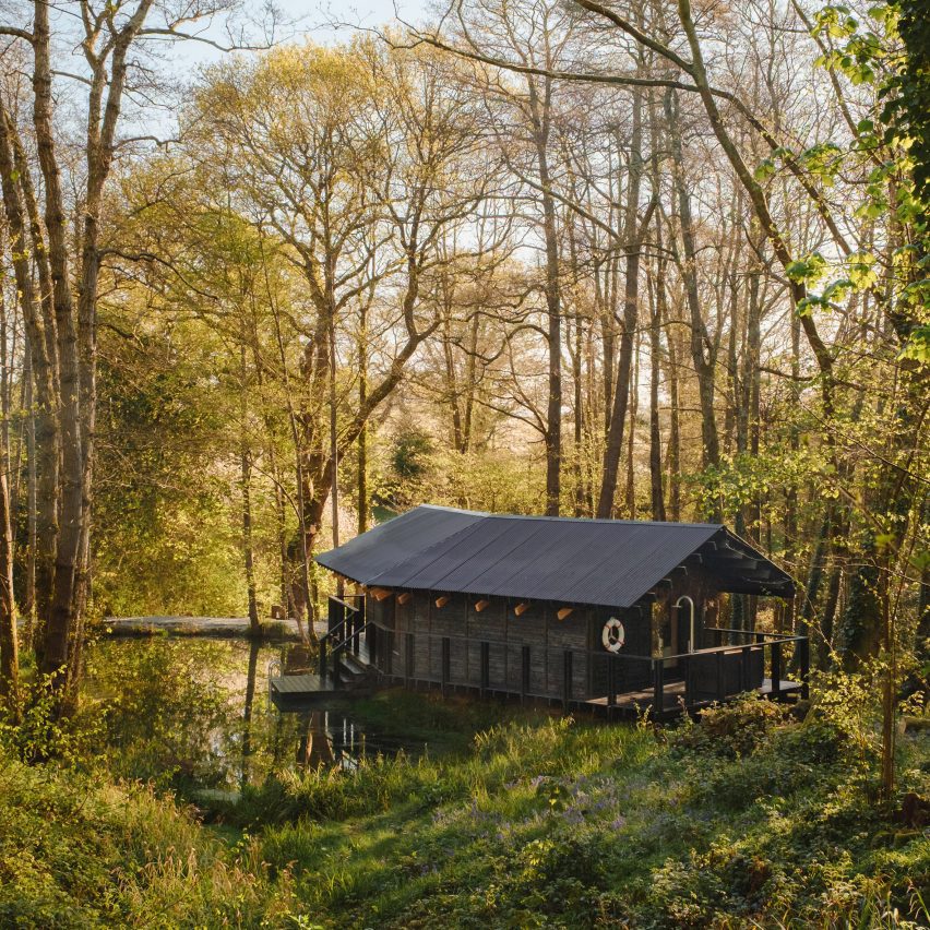 Built Works wraps Yogi's Cabin in East Sussex with charred wood