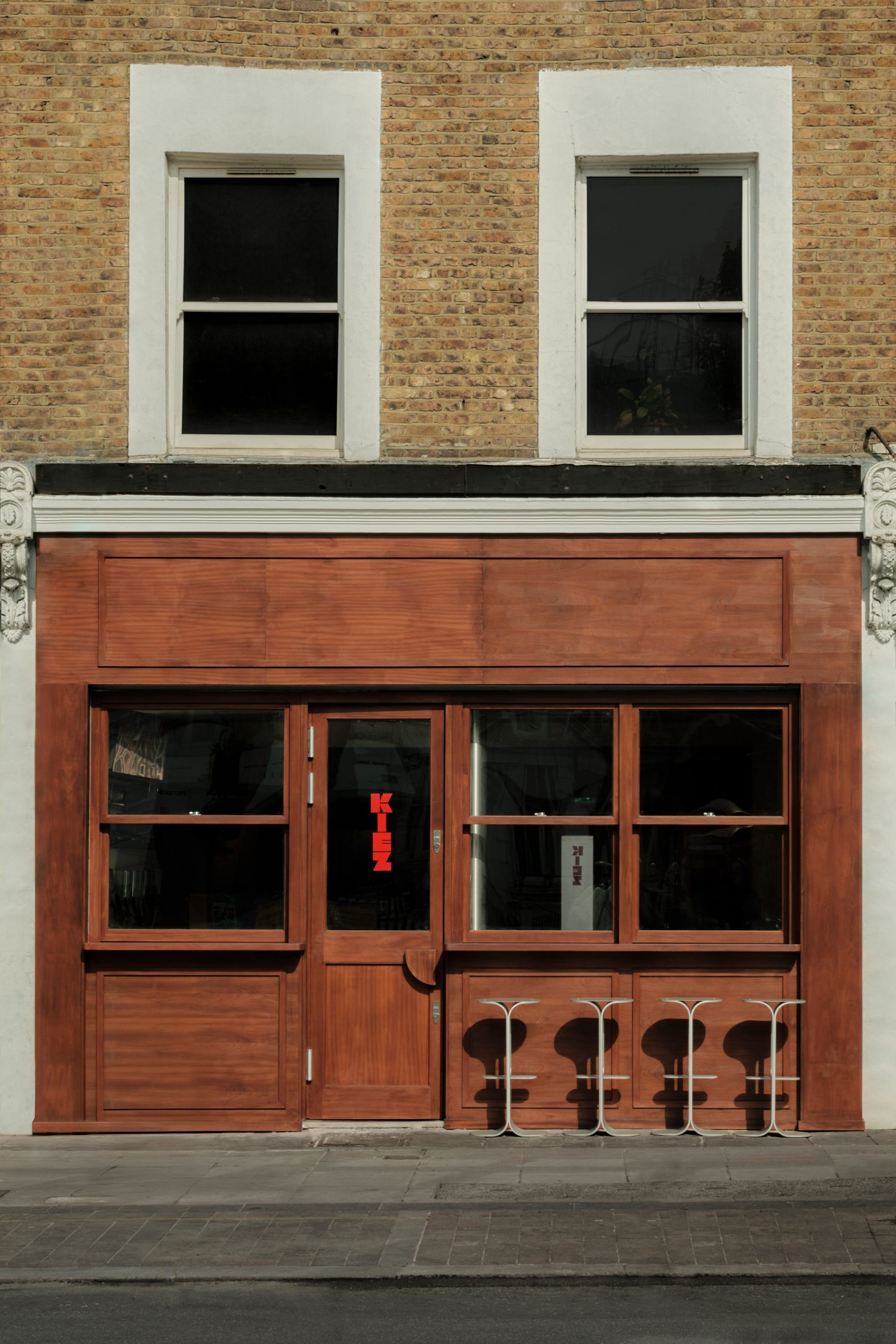 Exterior del restaurante con asientos junto a la ventana