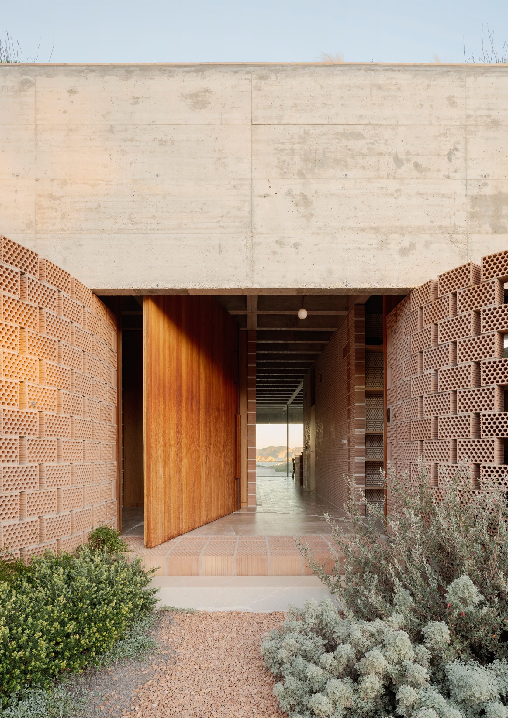 exterior del edificio junto al mar