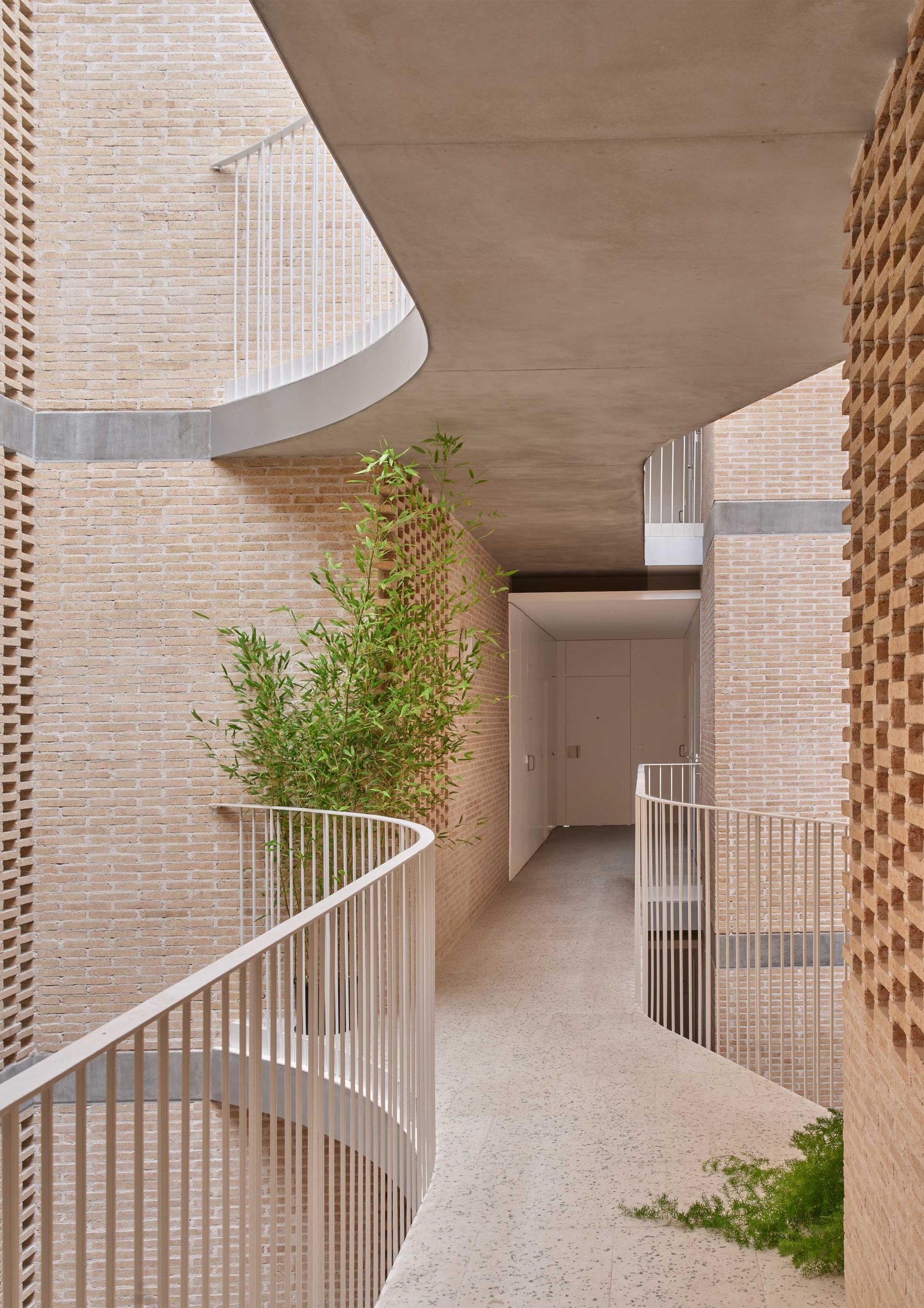 Pasillo de apartamento de ladrillo neutro