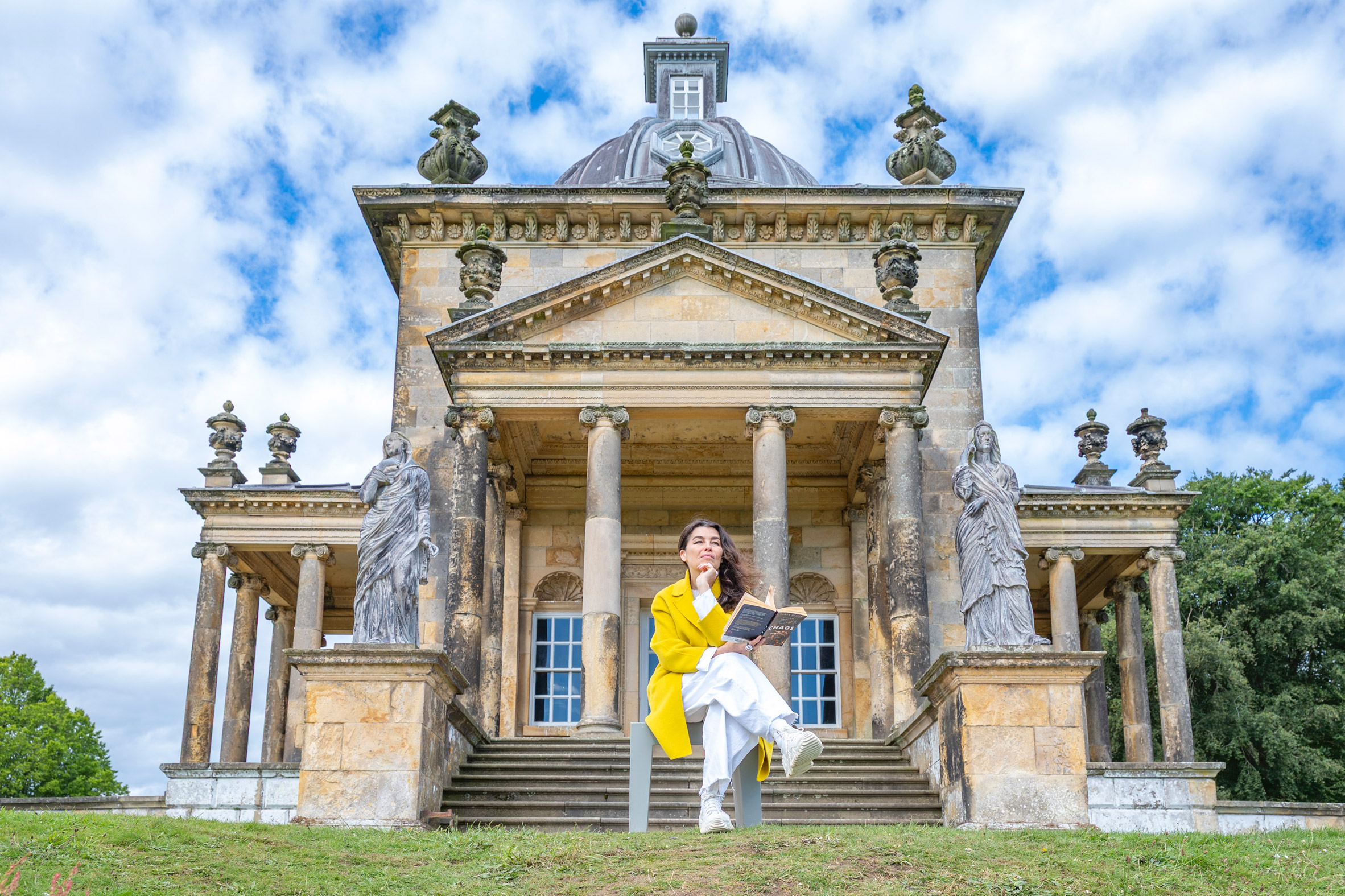 Foto de Es Devlin fuera del Templo de los Cuatro Vientos en Castle Howard