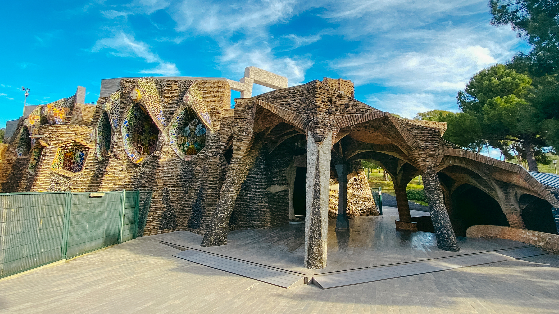 Fachada de la Iglesia de la Colonia Güell