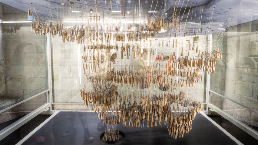 Hanging chain architectural model