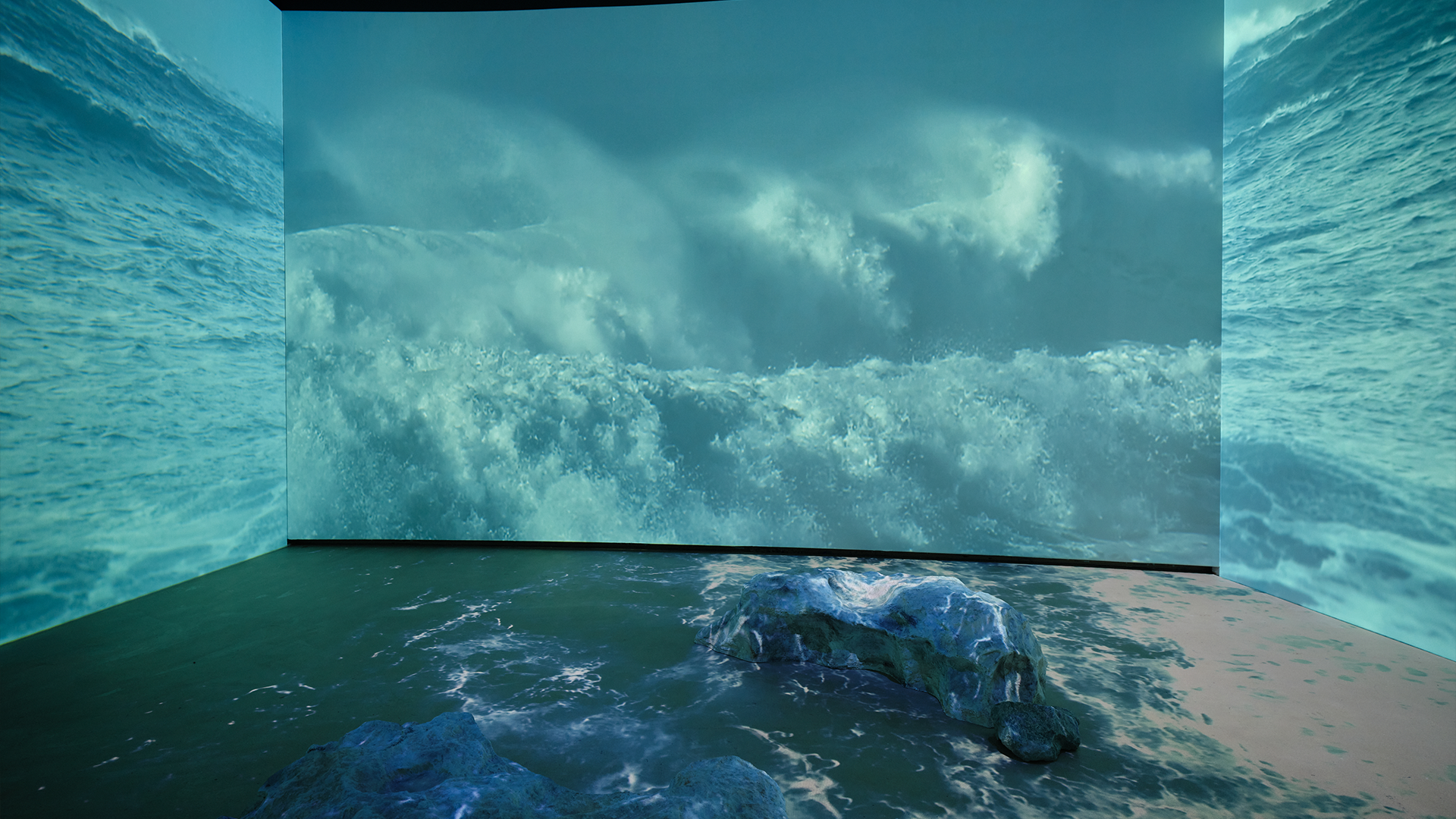 Videoinstalación que muestra paisajes marinos.
